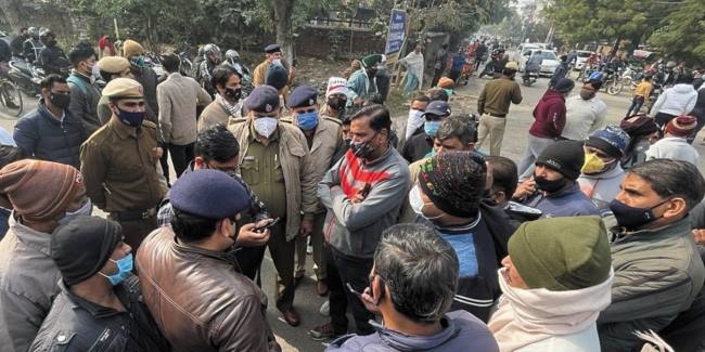 सुविधाओं को तरसे अजरौंदा के लोगों ने लगाया जाम