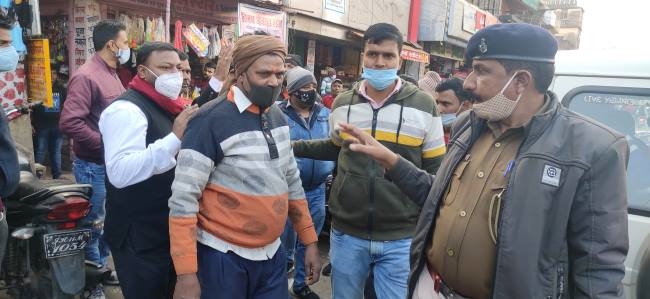 चकाई पुलिस ने पप्पू की जगह सचिन को पकड़ा, ग्रामीणों ने किया विरोध