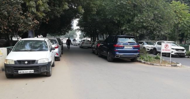 मानेसर तहसील के मुख्य रास्ते में खड़े रहते हैं बेतरतीब वाहन