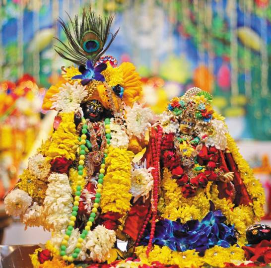इस्कान मंदिर में धूमधाम से मनाया राधा-कृष्ण पुष्प अभिषेक उत्सव