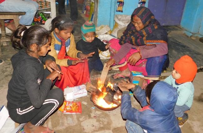 ठंड व गलन ने कंपाया, कोहरे ने रोकी वाहनों की रफ्तार