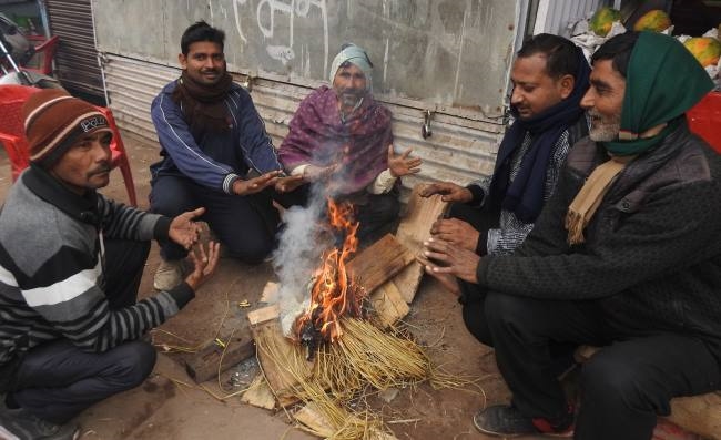 घने कोहरे के साथ हुई सुबह, हाईवे पर टकराए वाहन