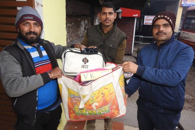 मालिक की तलाश कर सौंपा बैग व सामान