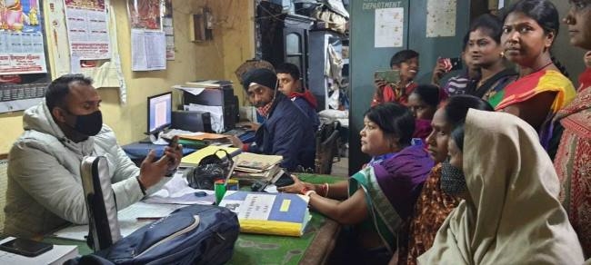 लोदना में जलसंकट से परेशान महिलाओं ने अधिकारी को घेरा