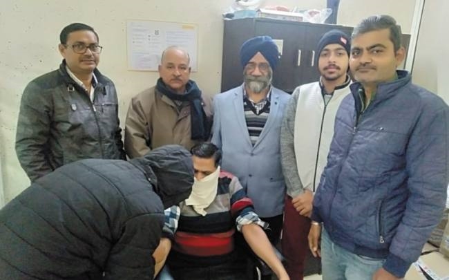 निश्शुल्क शुगर जांच कैंप में आठ
मरीजों के लिए ब्लड सैंपल
