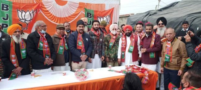 दो कांग्रेस सरपंचों सहित पांच ने
थामा भाजपा का दामन