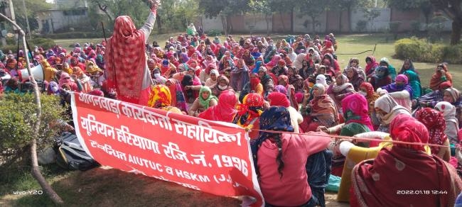 आंगनबाड़ी कार्यकर्ताओं का 42वें दिन भी जारी रहा धरना