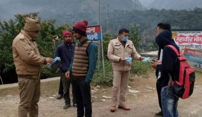 ओमिक्रान को हल्के में ले रहे हैं जिले के लोग, पुलिस ने अभियान चलाकर 108 लोगों का किया चालान