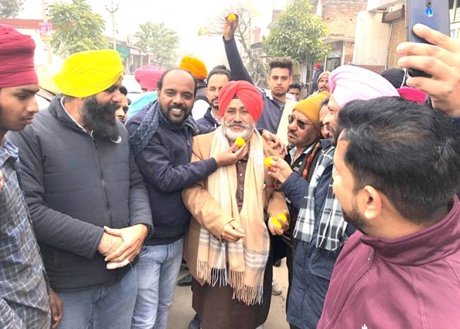 भगवंत मान को सीएम फेस घोषित करने पर लड्डू बांटे