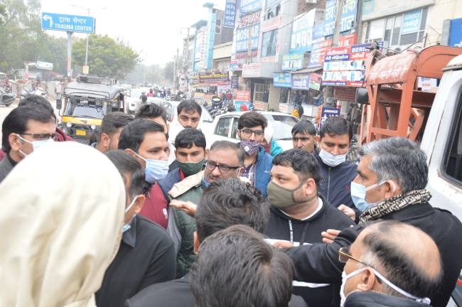 नो पार्किंग से गाड़ी उठाने को लेकर दूसरे दिन भी हंगामा, थाने में खड़ी की क्रेन