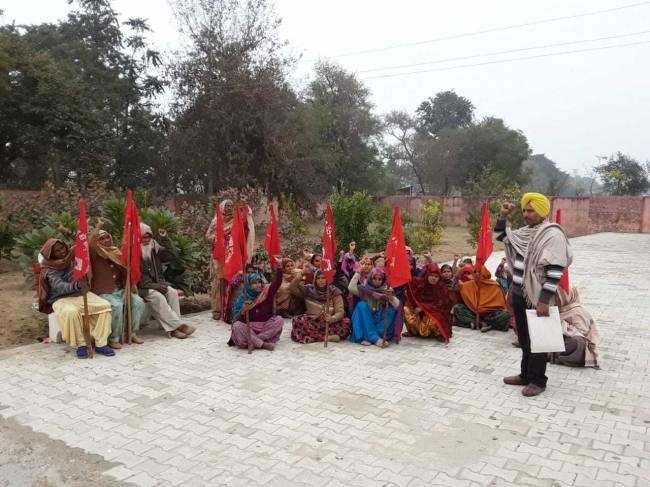 मजदूरों ने बीडीपीओ से मसले हल करने की गुहार लगाई
