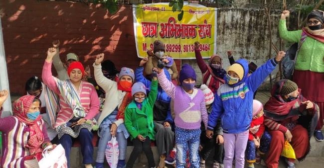 अभिभावकों ने सीएम विडो पर दी शिकायत, लघु सचिवालय में लगाई पाठशाला