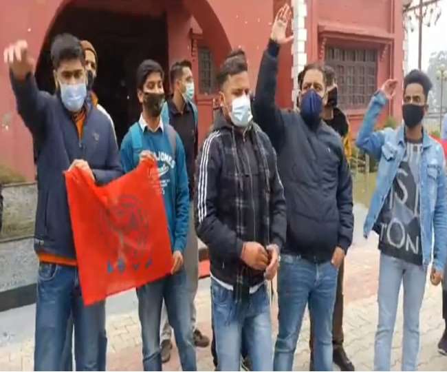 जम्मू : संक्रमित छात्रा की परीक्षा लेने के विरोध में एबीवीपी ने किया प्रदर्शन, कंट्रोलर को बर्खास्त करने की मांग की