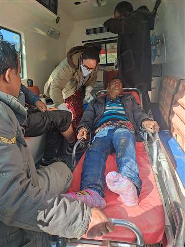 बंजार के ग्राहो के पास जेसीबी खाई में गिरी, चार लोगों की मौत, तीन घायल