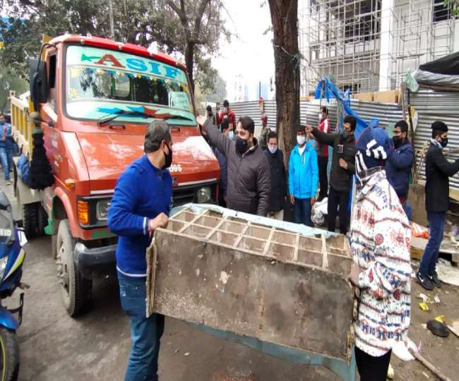 जम्मू नगर निगम ने महेशपुरा चौक से अतिक्रमण हटाया, सामान जब्त किया