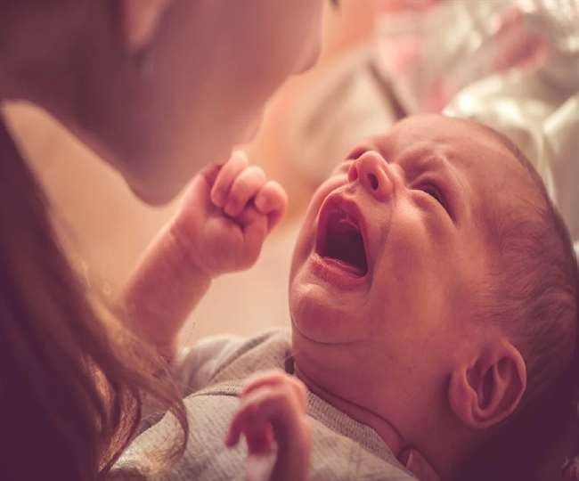 एलटीटी एक्सप्रेस में रो रहा था आठ माह का बच्चा, रेलमंत्री को ट्वीट के 23 मिनट बाद हुआ चुप
