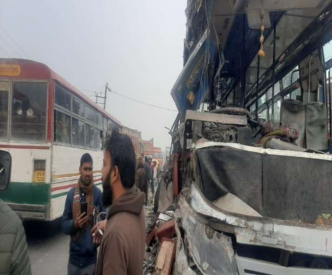अलीगढ़ में ट्रक व निजी बस में टक्कर, एक की मौत, 10 घायल