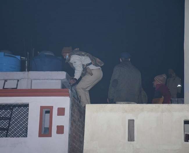 कानपुर : चकेरी चोरी कांड में पुलिस को नहीं मिले दूसरे बदमाश, घर के बाहर फोर्स तैनात