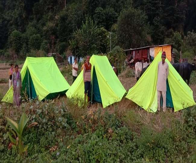आपदा में उजड़ गया चुकूम गांव, टेंट में रह रहे ग्रामीण, नेताओंं ने कहा था एक माह में कर देंगे पुनर्वास