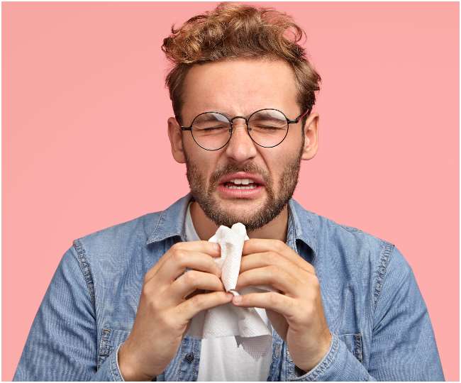 Covid-19 Symptoms: कोरोना वायरस की दूसरी लहर के लक्षण तीसरी लहर से कैसे हैं अलग?