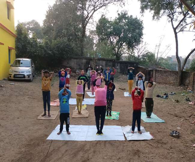 जिले में प्रतिदिन बढ़ रही है सूर्य नमस्कार करने वालों की संख्या