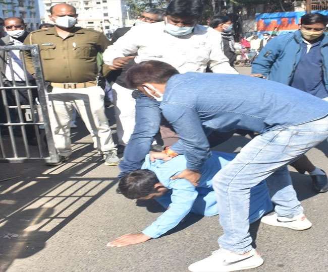 अल्पसंख्यक युवक को थूक चटाने के मामले में भाजपाई कार्यकताओं को कोर्ट से मिला यह फरमान