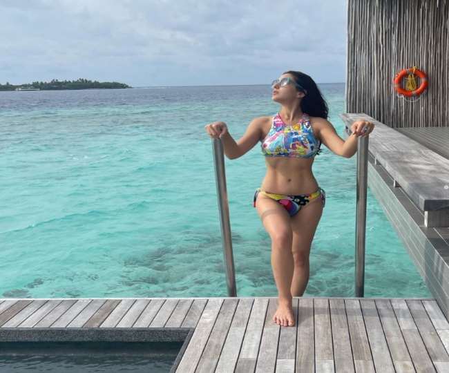 Sara Ali Khan ने शेयर की मालदीव वेकेशन की तस्वीरें, दोस्तों संग बिकिनी में डांस करते आयीं नजर