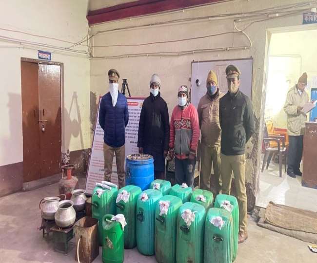 चुनाव में खपाने को सरसों के खेत में बन रही थी कच्ची शराब, आगरा में दो गिरफ्तार
