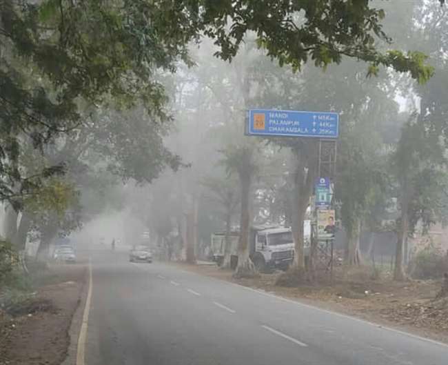 धुंध के आगोश में कांगड़ा का अधिकतर क्षेत्र, सड़क पर वाहन चलाना हुआ मुश्किल, हवाई उड़ानों पर भी संकट