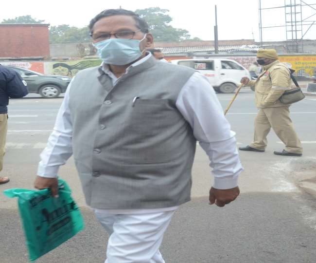 न ढोल और न समर्थक, चेहरे पर मास्क और सैनिटाइजर, बदल गया चुनाव का नजारा