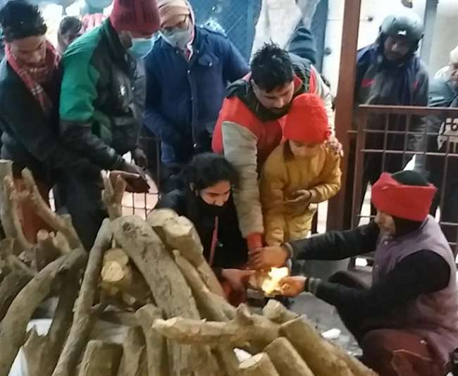 कानपुर में टूटा मिथक, सात साल की बेटी ने पिता के लिए वो किया, जिसे देख भर आईं लोगों की आंखें