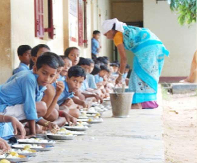 सही निकला बच्चों को अंडे-केले कम बांटने का आरोप, जांच के बाद कार्रवाई तय