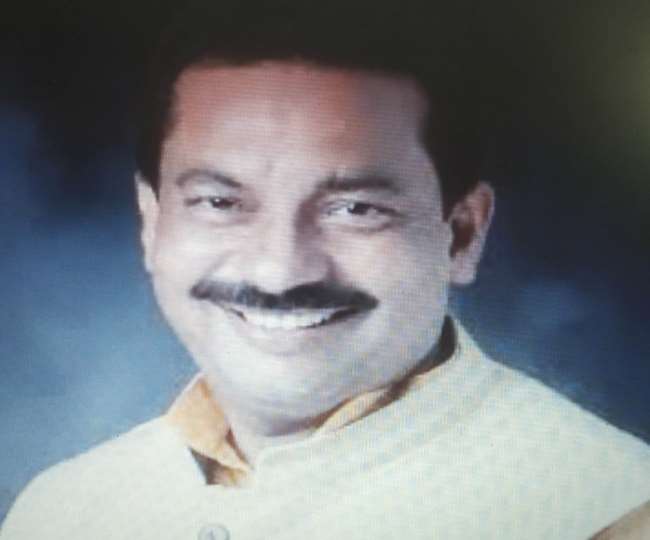 UP Chunav 2022: भाजपा विधायक संजय गुप्ता ने बांटी स्कूटी और फंसे आचार संहिता उल्लंघन में