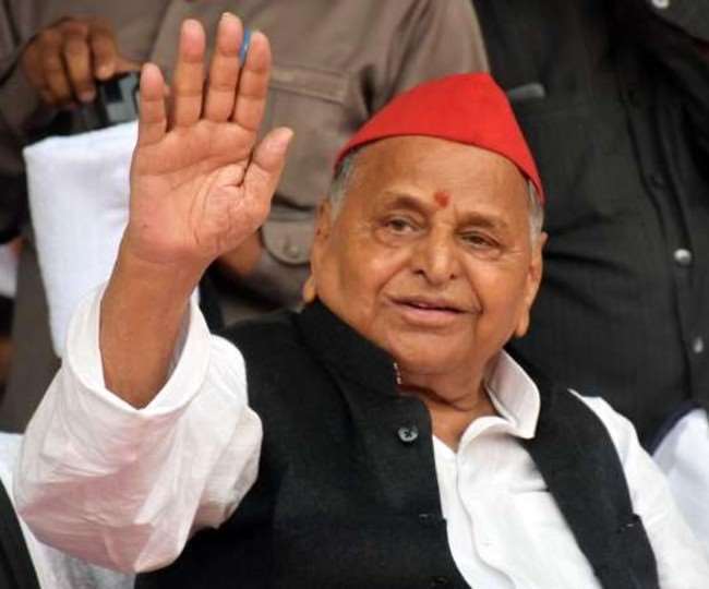 जब मुलायम ने मैनपुरी के एक खेत में उतरवा दिया था हेलीकाप्टर, जानिए क्या है वो रोचक किस्सा