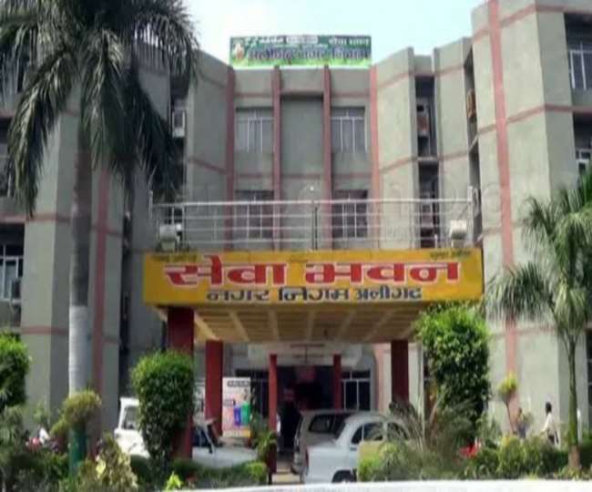 अलीगढ़ में आउटसोर्सिंग कर्मचारियों ने संभाली है स्वच्छता की कमान, जानिए वजह