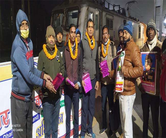 नेताजी सुभाष चंद्र बोस की स्मृति से जुड़ी यह ऐतिहासिक ट्रेन, गोमो में चालक और गार्ड को दिया गया सम्मान