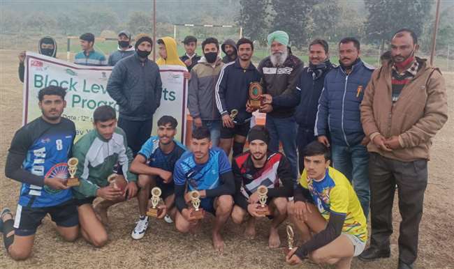 दो दिवसीय खेल प्रतियोगिताओं में कबड्डी में नूरपुर व वालीबाल में बरंडा विजेता