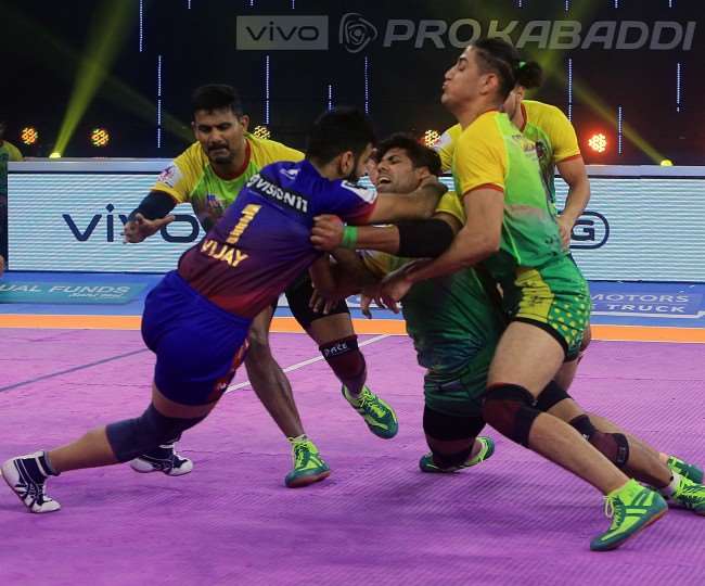PKL-8 : पटना पाइरेट्स को 3 अंक से हराकर अंक तालिका के शीर्ष पर पहुंची दबंग दिल्ली