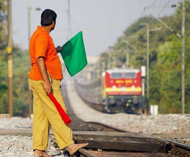 रेल कर्मचारियों को झटका देने वाली खबर, कोरोना संक्रमित होने पर नहीं मिलेगी स्पेशल छुट्टी, बोर्ड ने जारी किए आदेश