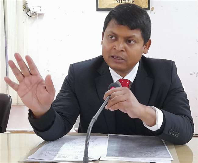 सोनभद्र के जिलाधिकारी बोले - 'ईवीएम को छूने वाले हर हाथ में गलब्स और चेहरे पर होगा मास्क'