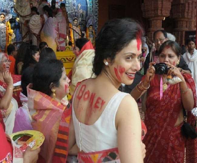 बोनी कपूर ने दुर्गा पूजा की अनदेखी थ्रोबैक तस्वीर शेयर कर दिवंगत श्रीदेवी को किया याद, देखें फोटो
