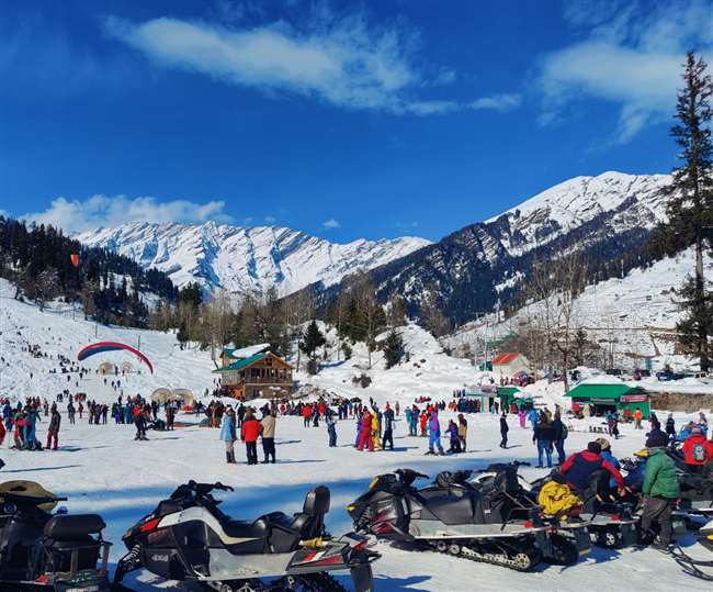 सोलंगनाला में बिछी बर्फ में पर्यटकों का लगा मेला, अटल टनल के दीदार के लिए करना होगा इंतजार, देखिए तस्वीरें