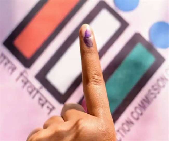 यूपी चुनाव 2022: कानपुर में घर बैठे वोटिंग कर सकेंगे 79289 मतदाता, जिला निर्वाचन आयोग दे रहा सुविधा