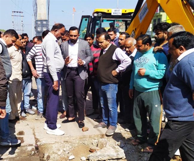 झांसा रोड पर अतिक्रमण हटाने पर नप व पीडब्ल्यूडी अधिकारी आमने-सामने
