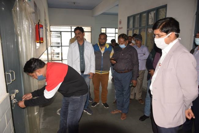 लोहिया अस्पताल में सीडीओ का छापा, मिला सन्नाटा