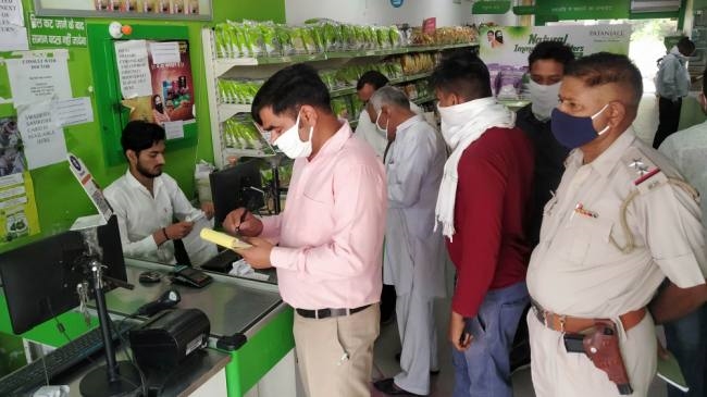 नाइट कर्फ्यू के बाद दिन में पुलिस के साथ नप अधिकारियों ने बढ़ाई सख्ती, किए चालान