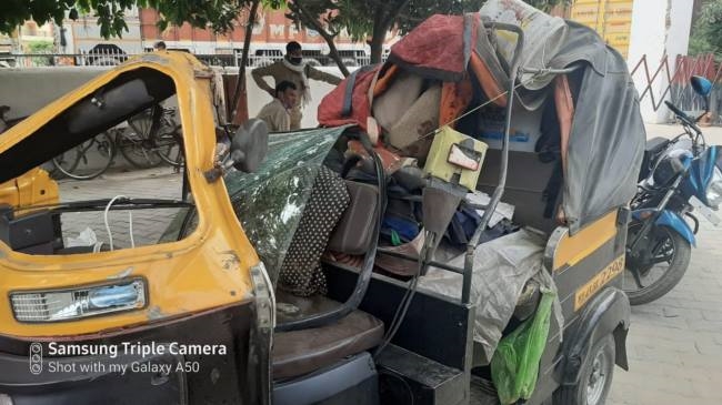 मुंबई से बिहार जा रहा प्रवासियों का आटो पलटा, दो की मौत, तीन घायल