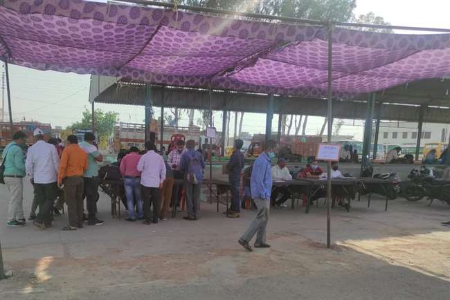 Badaun Panchayat Chunav 2021 : बदायूं में पुलिस के साथ पोलिंग पार्टियों की शुरू हुई रवानगी, कल होगा मतदान