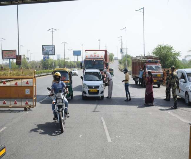 दिल्ली-NCR में वीकेंड लॉकडाउन के दौरान पुलिस बरत रही सख्ती, मार्केट और सड़कों पर पसरा सन्नाटा