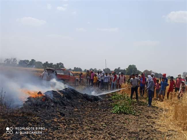 11 हजार वोल्टेज का तार टूटकर गिरा, बीस बीघा गेहूं की फसल राख, प्रयागराज में रो रहे किसान